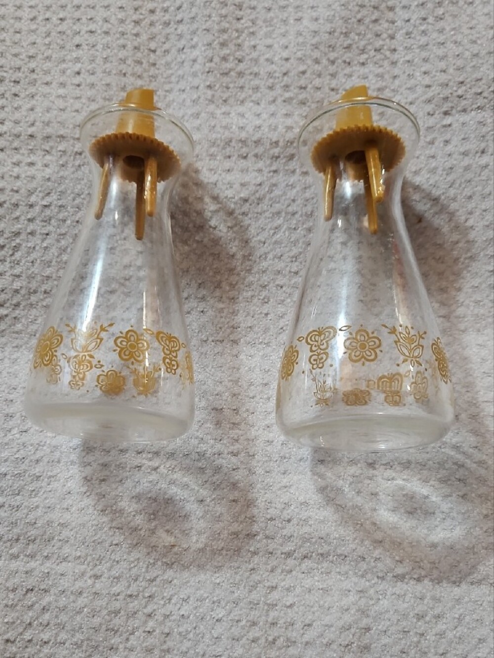 Vintage Pyrex Butterfly Gold glass salt and pepper shakers from the 1970s - Picture 2 of 4
